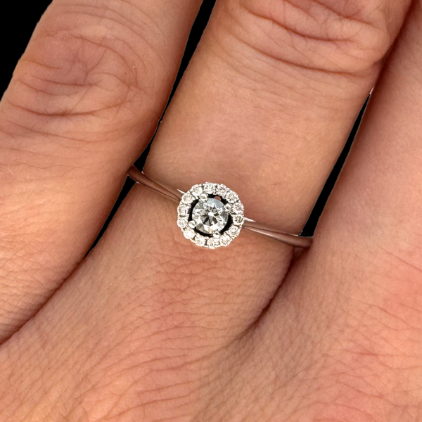 BAGUE SOLITAIRE EN OR GRIS 18K SERTIE DE DIAMANTS – Image 4