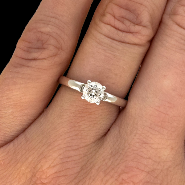BAGUE SOLITAIRE CARL BUCHERER ALLURE OR GRIS 750 ET DIAMANT DE 0,42 CT. – Image 4