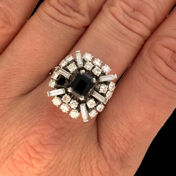 BAGUE VINTAGE EN OR GRIS 750 SAPHIR ET DIAMANTS – Image 4
