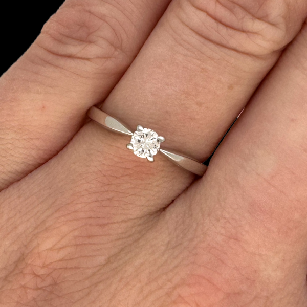 BAGUE SOLITAIRE CARL BUCHERER OR GRIS 750 & DIAMANT – Image 4