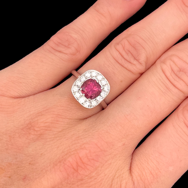BAGUE EN OR GRIS 750 SERTIE D'UNE TOURMALINE ET DIAMANTS – Image 4