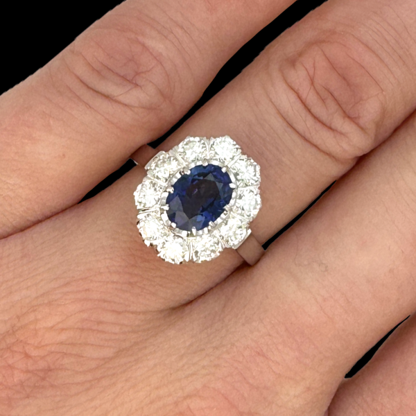 BAGUE EN OR GRIS 750 SERTIE DE SAPHIR OVAL ET 10 DIAMANTS – Image 4