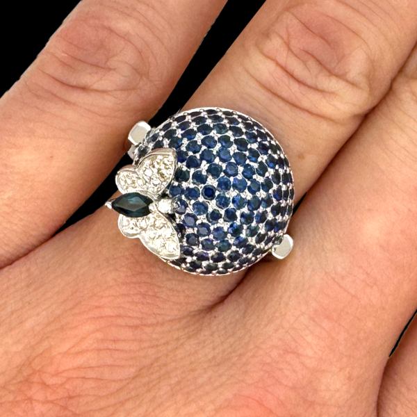 BAGUE EN OR GRIS 14K DEMI-BOULE ET PAPILLON SERTIE DE SAPHIR ET DIAMANTS – Image 4