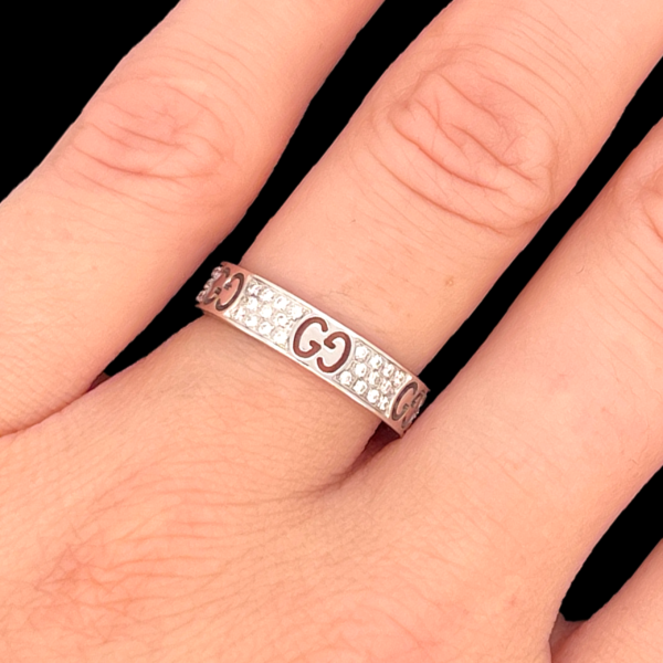 BAGUE GUCCI ICON POUDRE D'ÉTOILES OR GRIS 750 CERTIE DE 55 DIAMANTS – Image 4