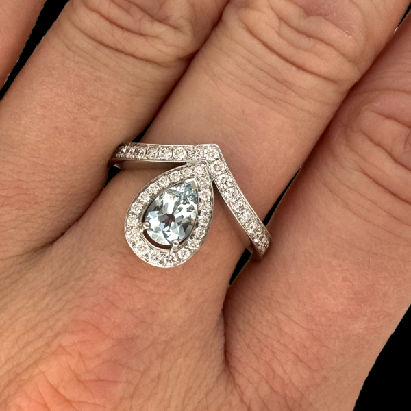 BAGUE CHAUMET JOSEPHINE AIGRETTE EN OR BLANC 750 DIAMANTS & AIGUE MARINE – Image 4