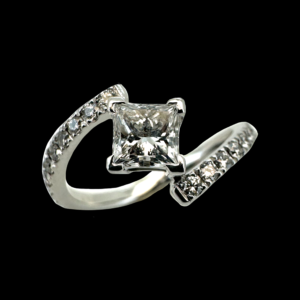 BAGUE TOI & MOI EN OR GRIS 750 SERTIE D'UN DIAMANT TAILLE PRINCESSE DE 0,60CT AVEC GIA