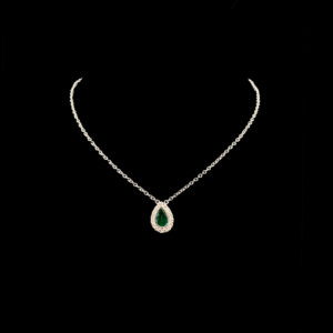 COLLIER-PENDENTIF SERTI D'UNE ÉMERAUDE ET DE DIAMANTS EN OR BLANC 18K