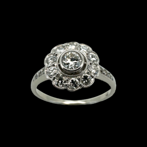 BAGUE FLEURE SERTIE DE 17 DIAMANTS EN OR GRIS 18K