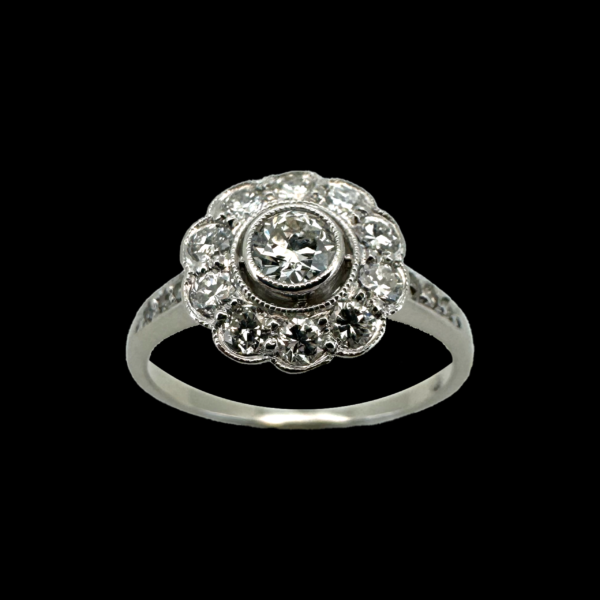 BAGUE FLEURE SERTIE DE 17 DIAMANTS EN OR GRIS 18K