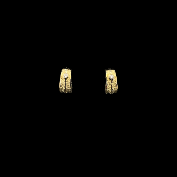 BOUCLES D'OREILLES EN OR JAUNE 750 MARTELÉ ET DIAMANTS