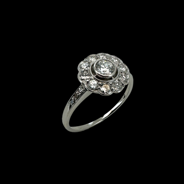 BAGUE FLEURE SERTIE DE 17 DIAMANTS EN OR GRIS 18K – Image 2