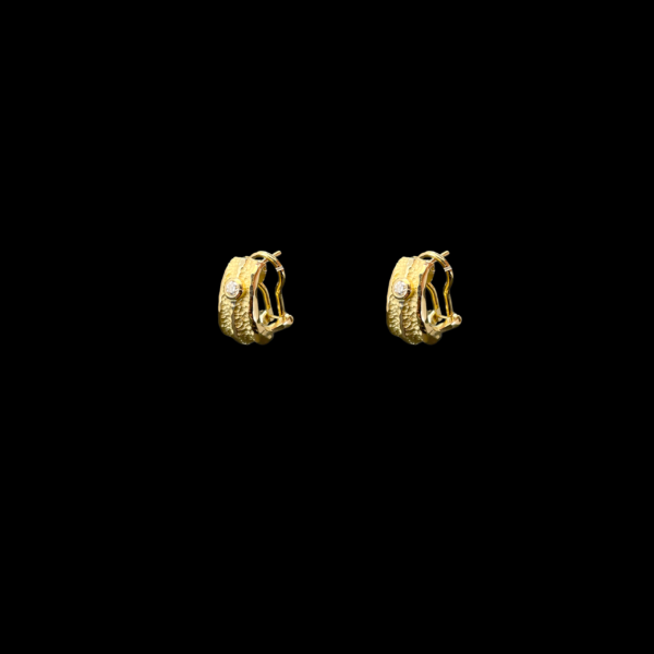 BOUCLES D'OREILLES EN OR JAUNE 750 MARTELÉ ET DIAMANTS – Image 2