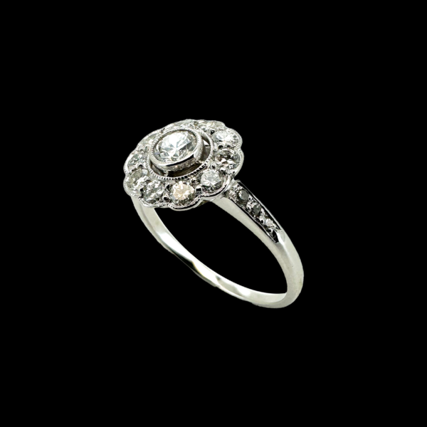 BAGUE FLEURE SERTIE DE 17 DIAMANTS EN OR GRIS 18K – Image 3