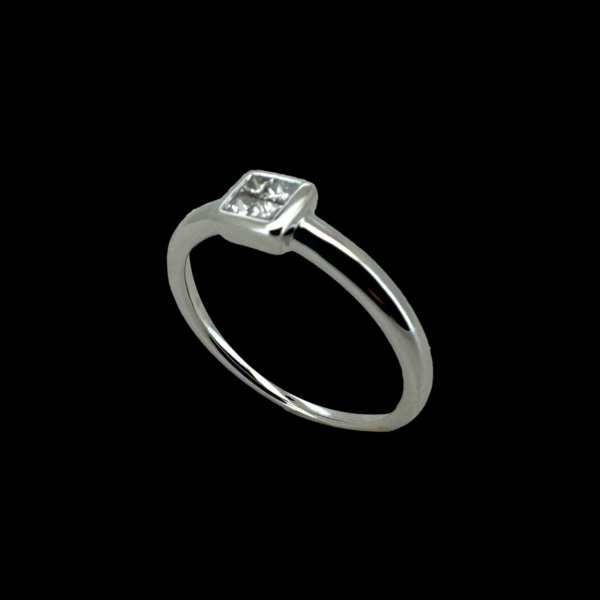 BAGUE CARRÉ DIAMANTS TAILLE PRINCESSE EN OR GRIS 750 – Image 3