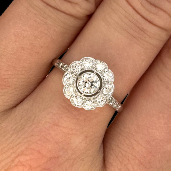 BAGUE FLEURE SERTIE DE 17 DIAMANTS EN OR GRIS 18K – Image 4