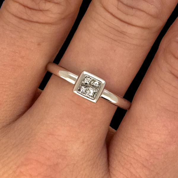 BAGUE CARRÉ DIAMANTS TAILLE PRINCESSE EN OR GRIS 750 – Image 4
