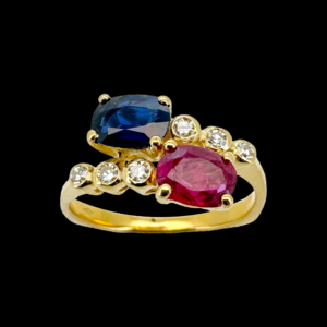 BAGUE OR JAUNE 750 SAPHIR, RUBIS ET DIAMANTS