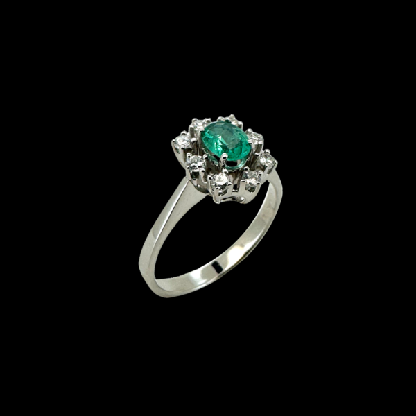 BAGUE EN OR GRIS 750 EMERAUDE ET DIAMANTS – Image 2