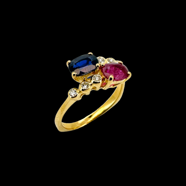 BAGUE OR JAUNE 750 SAPHIR, RUBIS ET DIAMANTS – Image 2