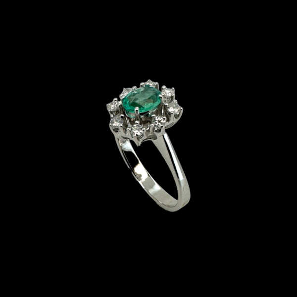 BAGUE EN OR GRIS 750 EMERAUDE ET DIAMANTS – Image 3