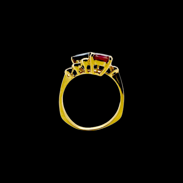 BAGUE OR JAUNE 750 SAPHIR, RUBIS ET DIAMANTS – Image 3