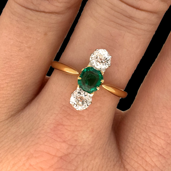 BAGUE EN OR JAUNE 750 VINTAGE DIAMANTS ET ÉMERAUDE – Image 2