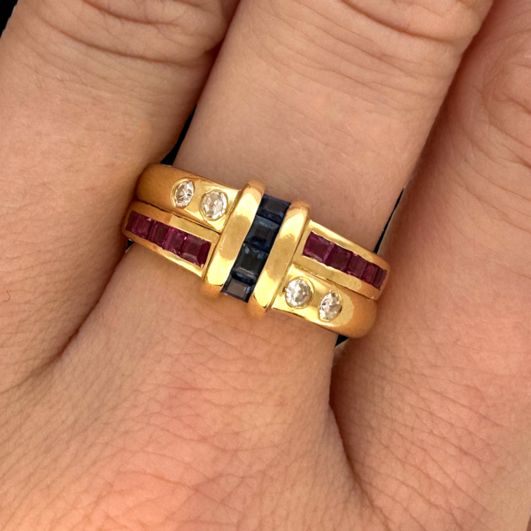BAGUE EN OR JAUNE 750 DIAMANTS, SAPHIRS ET RUBIS – Image 4