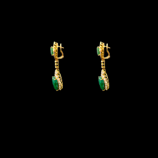 BOUCLES D'OREILLES OR JAUNE SERTIES EMERAUDES ET DIAMANTS – Image 2
