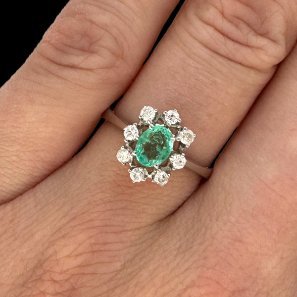 BAGUE EN OR GRIS 750 EMERAUDE ET DIAMANTS – Image 4