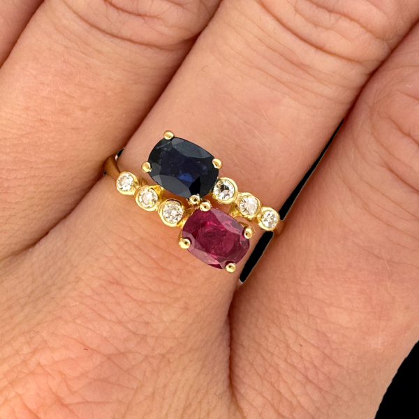 BAGUE OR JAUNE 750 SAPHIR, RUBIS ET DIAMANTS – Image 4