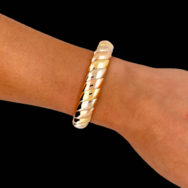 BRACELET CARTIER 1996 MANCHETTE EN OR TRICOLORE – Image 4