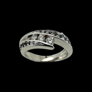 BAGUE OR BLANC 750 SERTIE DE DIAMANTS BLANCS ET NOIRS