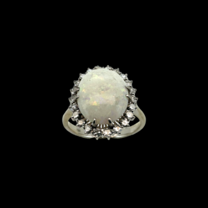 BAGUE EN OR GRIS 750 SERTIE D'UNE OPALINE ET DE DIAMANTS