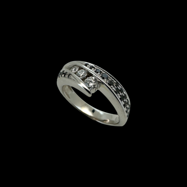 BAGUE OR BLANC 750 SERTIE DE DIAMANTS BLANCS ET NOIRS – Image 2