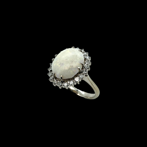 BAGUE EN OR GRIS 750 SERTIE D'UNE OPALINE ET DE DIAMANTS – Image 2