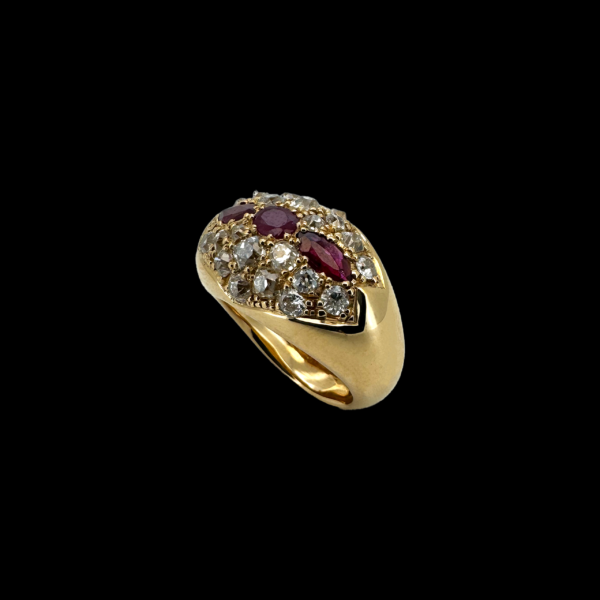 BAGUE EN OR JAUNE 750 SERTIE DE RUBIS ET DE DIAMANTS – Image 2