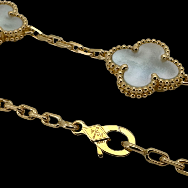 BRACELET VAN CLEEF & ARPELS ALHAMBRA VINTAGE 5 MOTIFS EN OR JAUNE 750 ET NACRE – Image 2