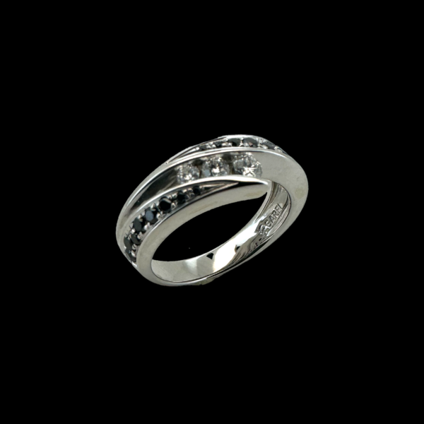 BAGUE OR BLANC 750 SERTIE DE DIAMANTS BLANCS ET NOIRS – Image 3