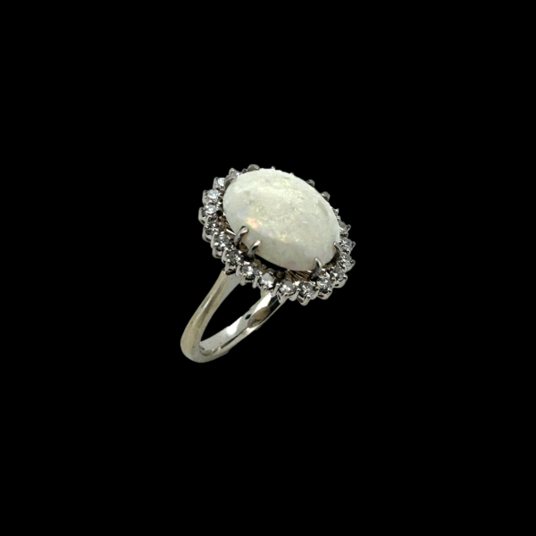 BAGUE EN OR GRIS 750 SERTIE D'UNE OPALINE ET DE DIAMANTS – Image 3