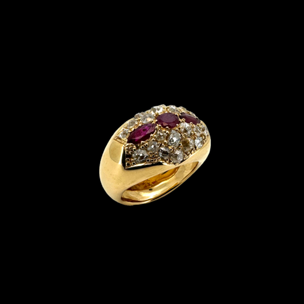 BAGUE EN OR JAUNE 750 SERTIE DE RUBIS ET DE DIAMANTS – Image 3