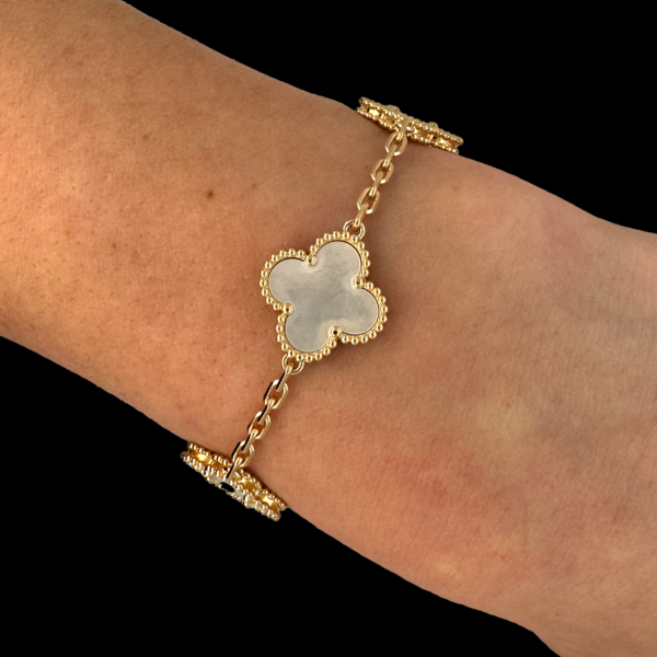 BRACELET VAN CLEEF & ARPELS ALHAMBRA VINTAGE 5 MOTIFS EN OR JAUNE 750 ET NACRE – Image 3