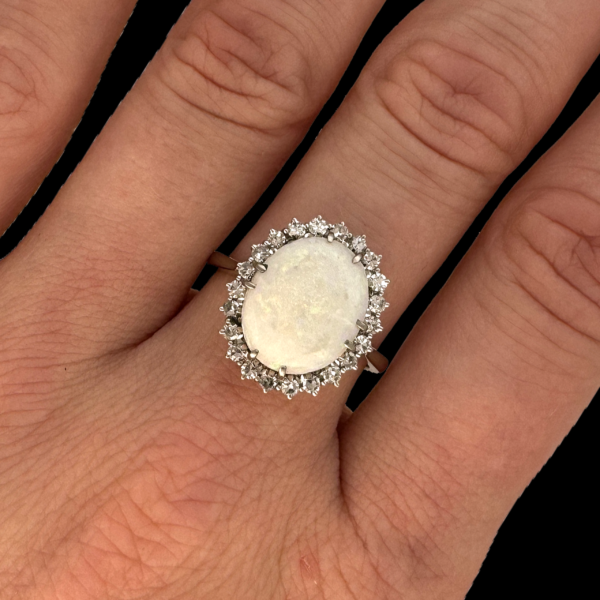 BAGUE EN OR GRIS 750 SERTIE D'UNE OPALINE ET DE DIAMANTS – Image 4