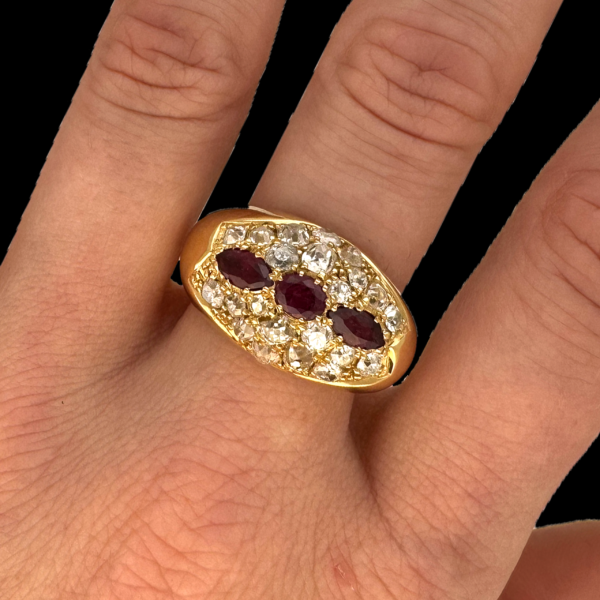 BAGUE EN OR JAUNE 750 SERTIE DE RUBIS ET DE DIAMANTS – Image 4