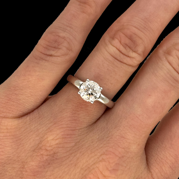 BAGUE SOLITAIRE HEAVEN CARL BUCHERER EN OR GRIS 18 CARATS – Image 4