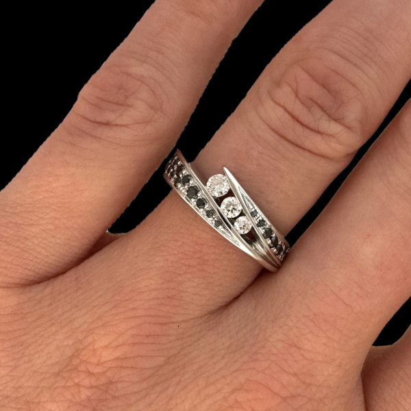 BAGUE OR BLANC 750 SERTIE DE DIAMANTS BLANCS ET NOIRS – Image 4