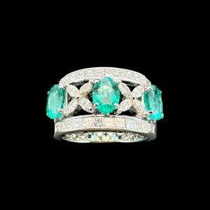 BAGUE EN OR GRIS 750 DIAMANTS ET ÉMERAUDES