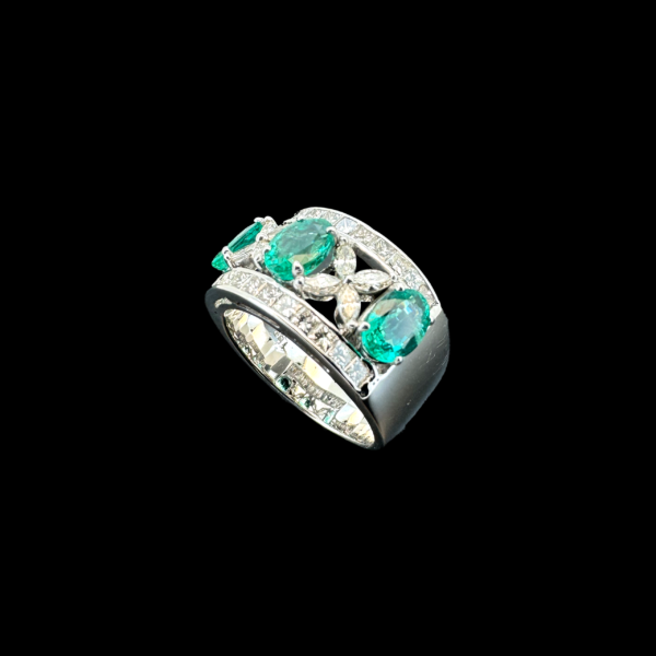 BAGUE EN OR GRIS 750 DIAMANTS ET ÉMERAUDES – Image 3