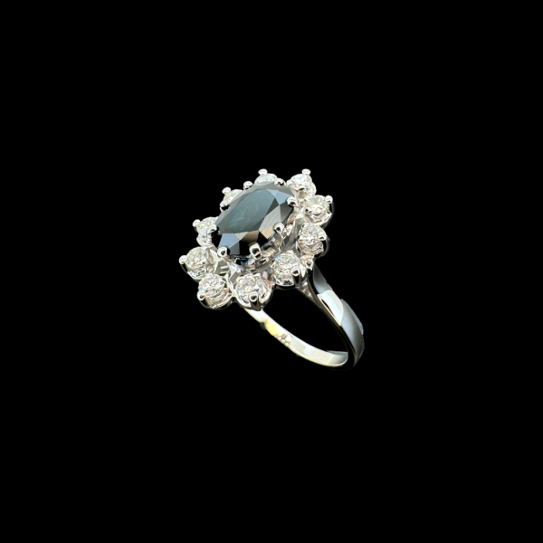 BAGUE OR GRIS 750 UN SAPHIR CENTRAL DIAMANTS – Image 2