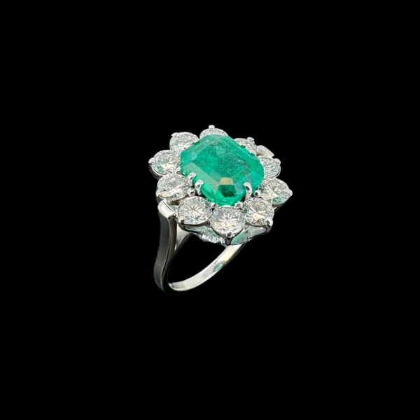 BAGUE FLEURE OR GRIS 750 ÉMERAUDE DIAMANTS – Image 2