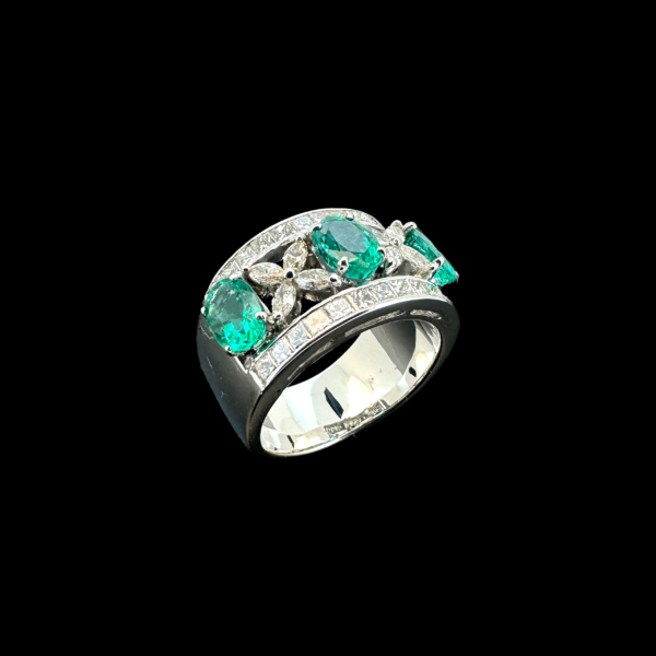BAGUE EN OR GRIS 750 DIAMANTS ET ÉMERAUDES – Image 2